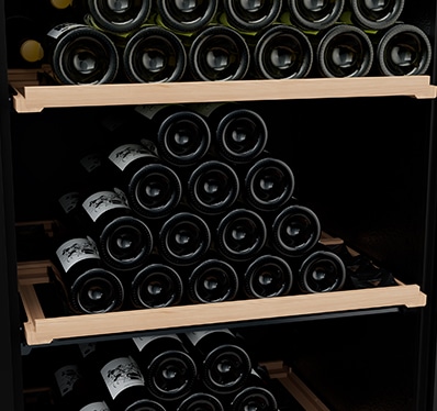 Plusieurs bouteilles de vin posées sur trois clayettes en bois