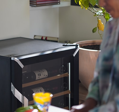 Une petite cave à vin à côté d'un citronnier