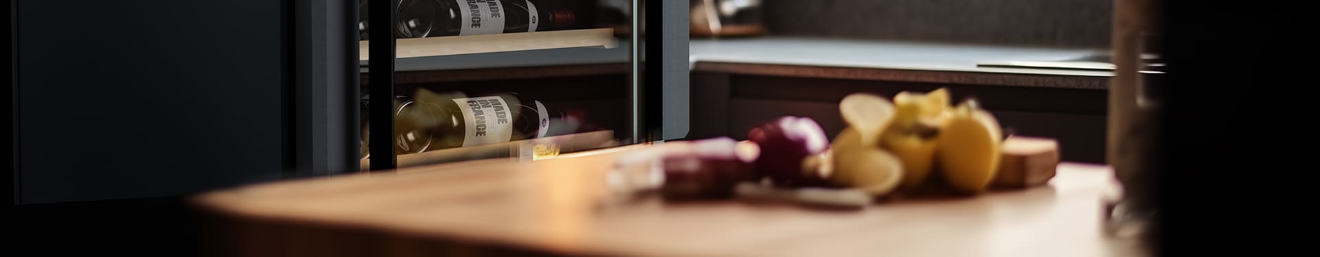 Une table en bois et une cave à vin vitrée avec des bouteilles couchées à l'intérieur