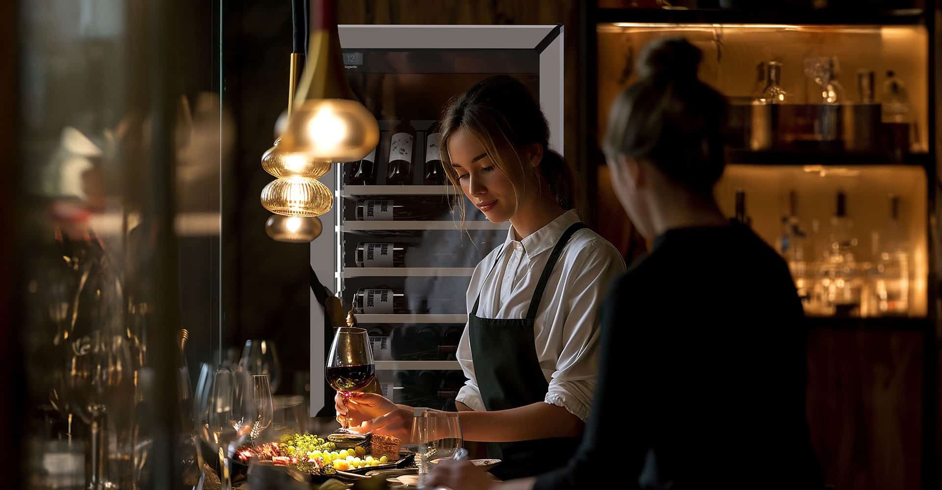 Deux femmes dégustent du vin rouge dans une cuisine professionnelle