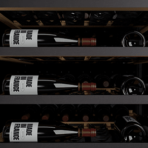 Une façade de cave à vin et des bouteilles rangées à l'intérieur