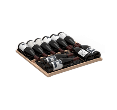 Plusieurs bouteilles de vin rangées sur une clayette en bois