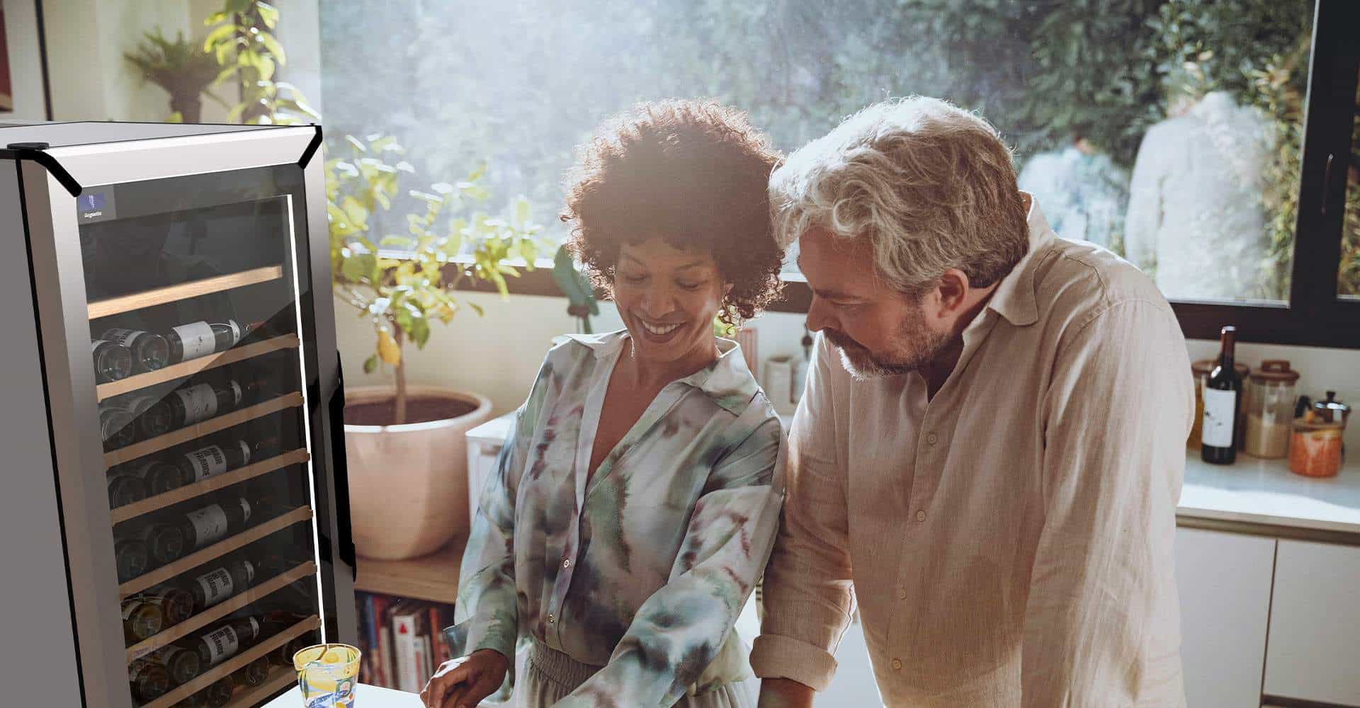 Un homme et une femme prépare un repas dans une cuisine lumineuse.