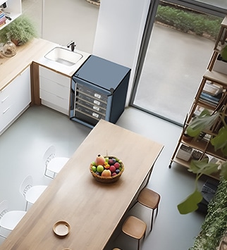 Une cuisine / salle à manger en bois vue du dessus.