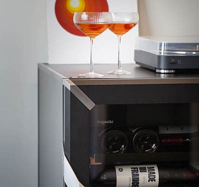 Cave à vin design vitrée avec une zone de température, style moderne et tendance pour la décoration intérieure.