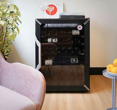 Cave à vin design vitrée noire, une zone de température avec éclairage intégré pour une décoration intérieure moderne.