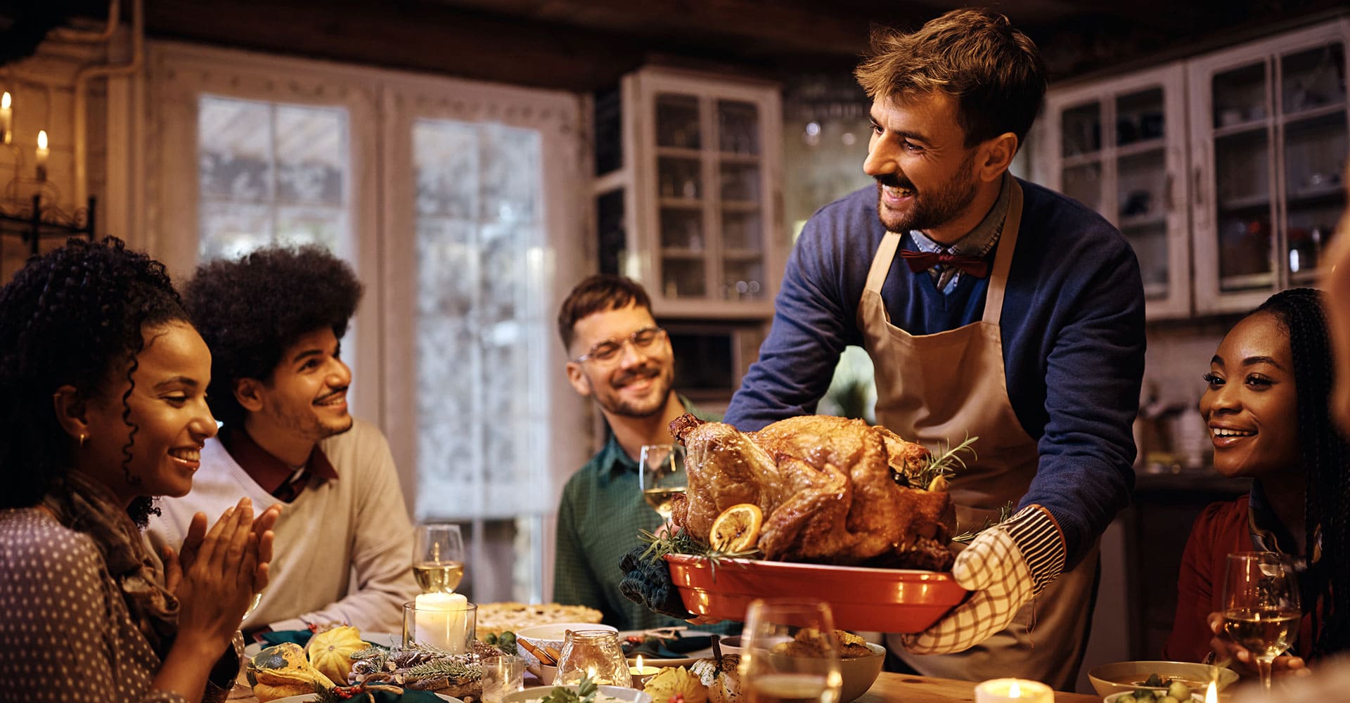 Groupe d'ami qui partage un repas pour Thanksgiving