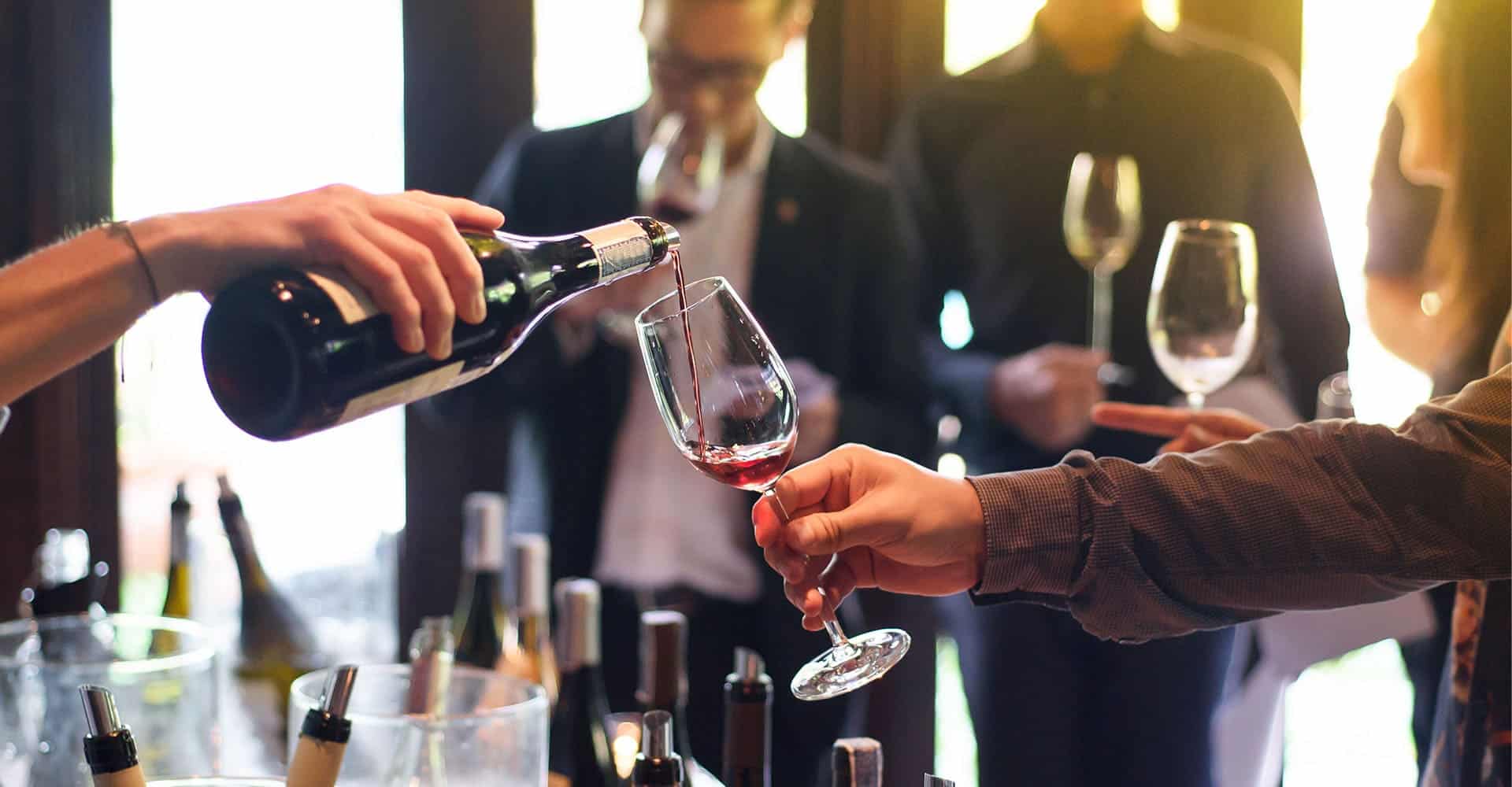 Groupe d'amis en train de déguster du vin.