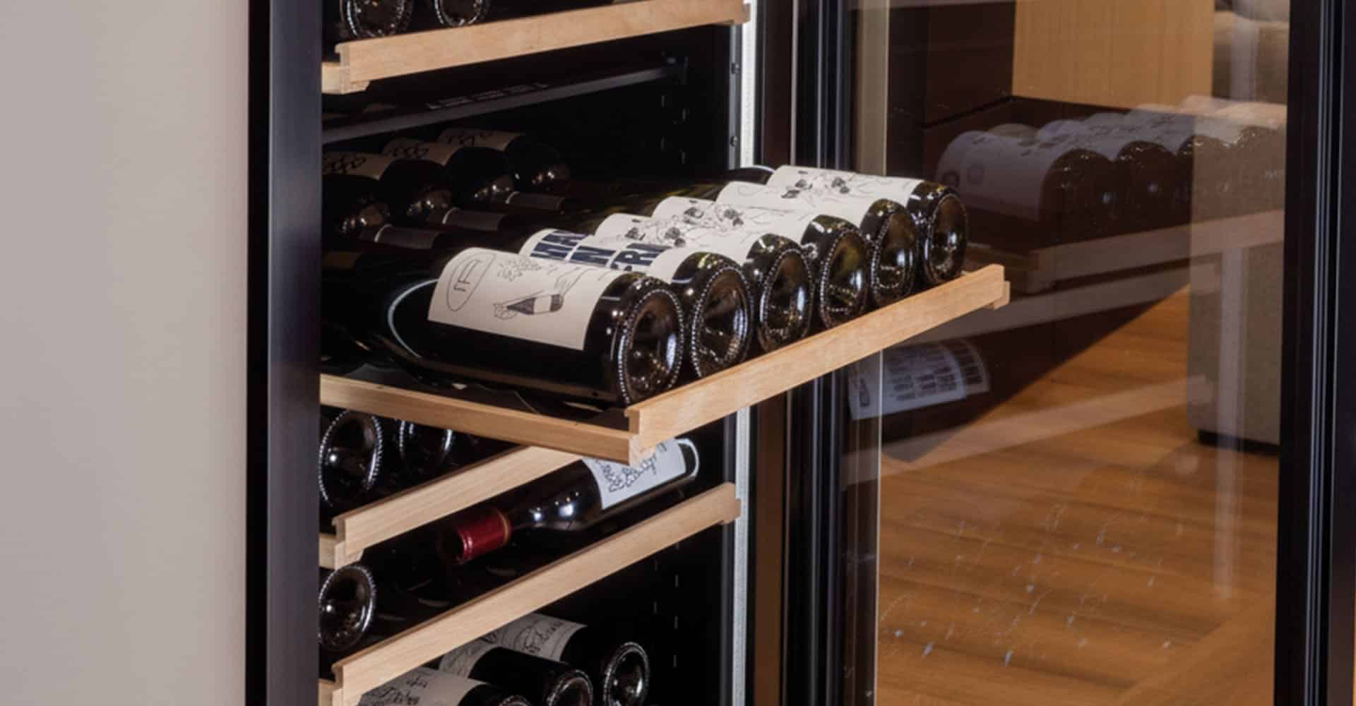 Cave à vin Goguette, clayettes en bois design.